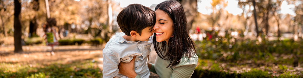 Madre abrazando a su hijo