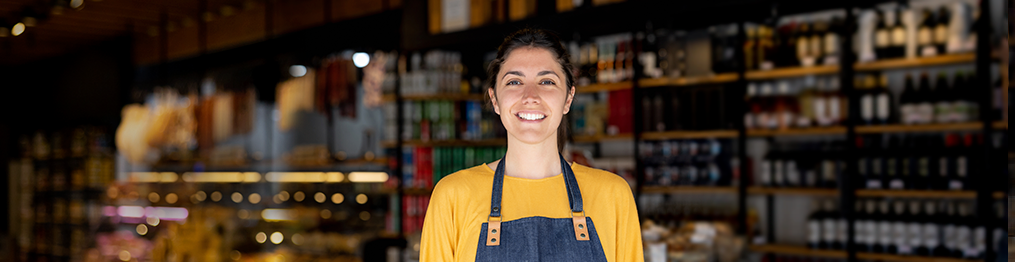 Mujer posando para la foto en una vinería